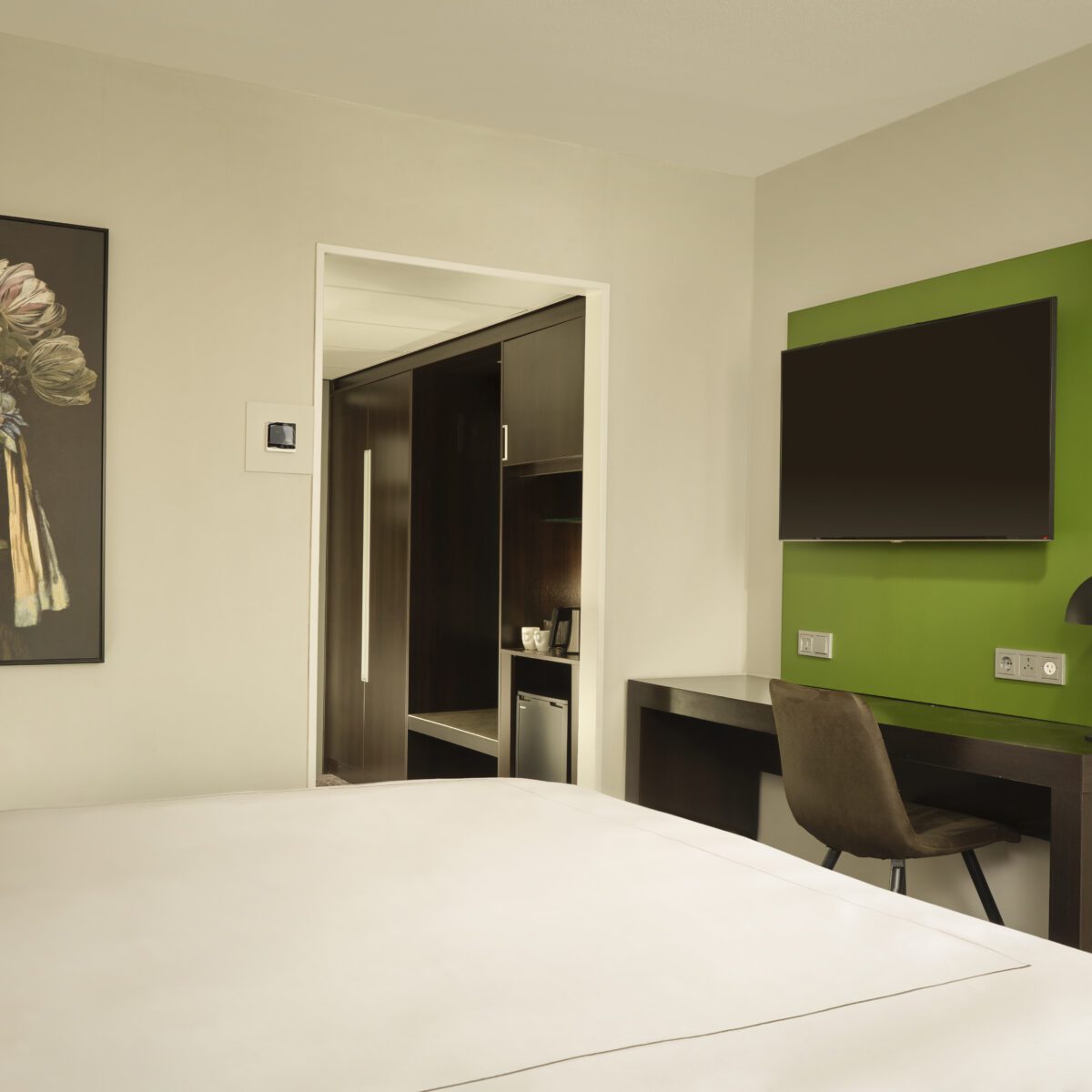 Park Plaza Eindhoven superior queen room with desk, TV, artwork and wardrobe